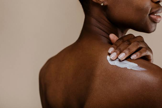 Shea butter used on the skin, can slow down aging, but does not clog pores.
